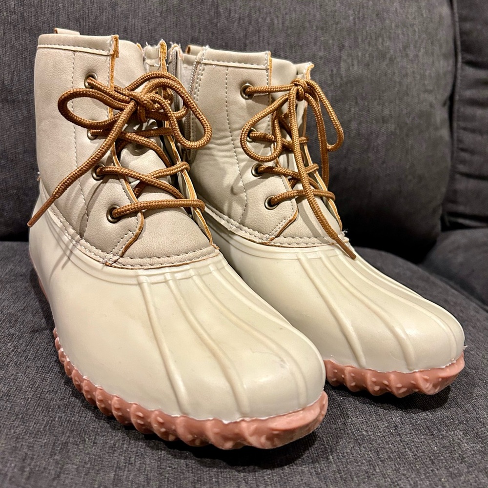 Espirit NWT boots with zipper sides. Size 9.5